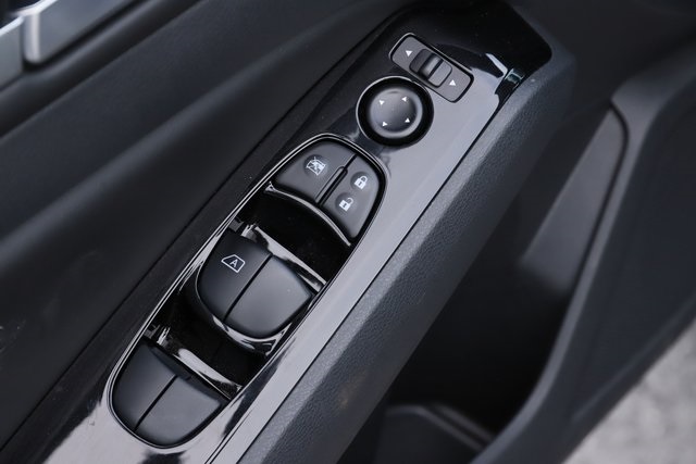 Vehicle image 14 of 18
