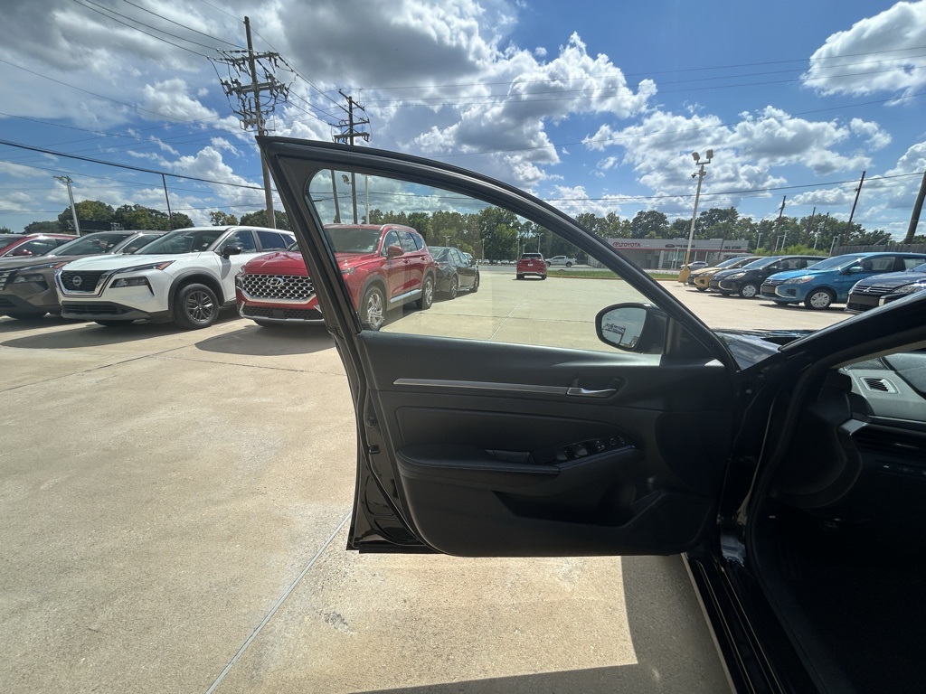 2023 Nissan Altima 2.5 SV Image 10 of 20