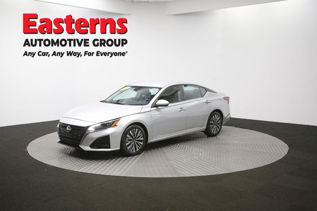 2023 Nissan Altima 2.5 SV Image 3 of 64