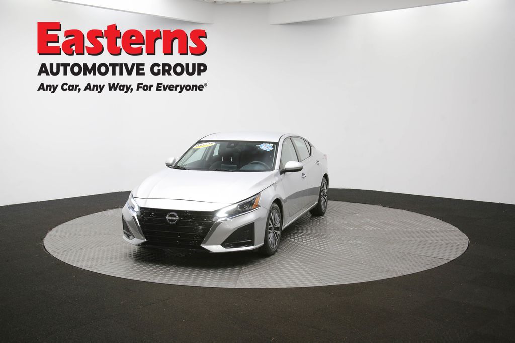 2023 Nissan Altima 2.5 SV Image 2 of 64