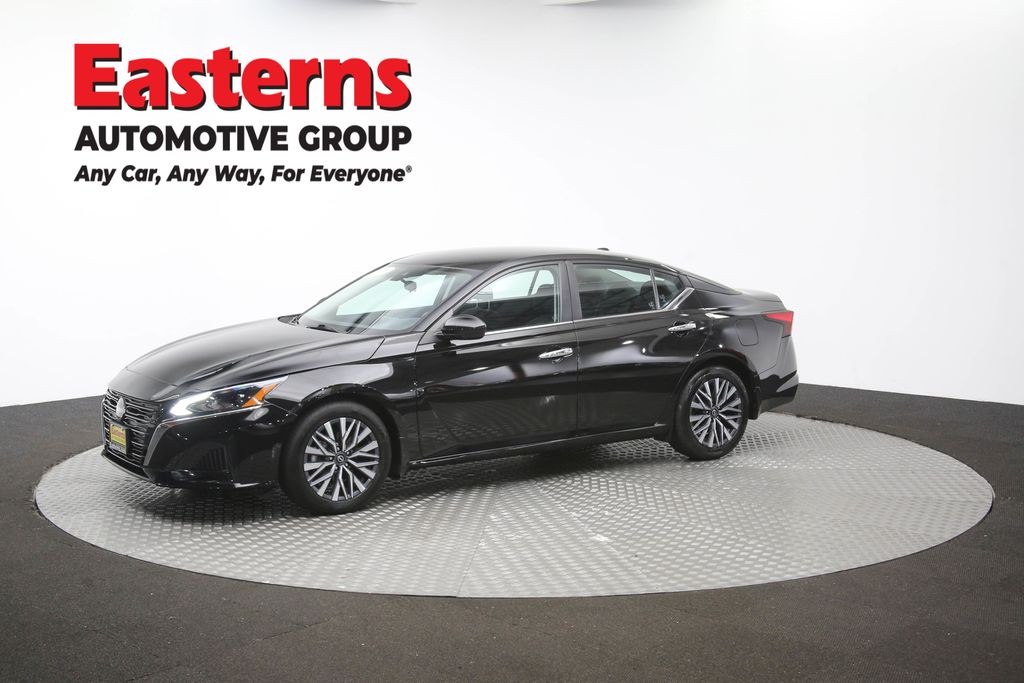 2023 Nissan Altima 2.5 SV Image 2 of 66