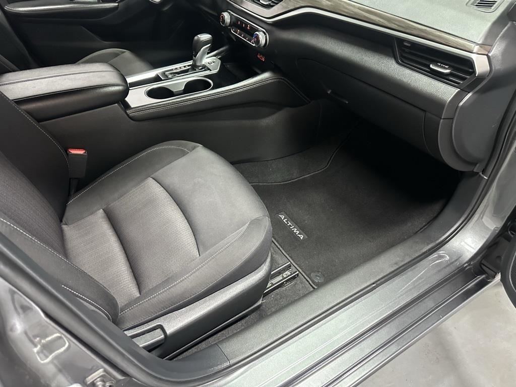 Vehicle image 21 of 37