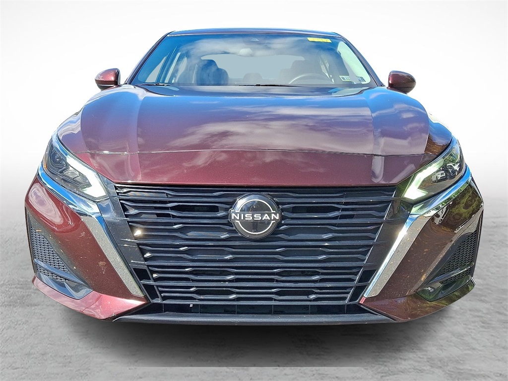 2023 Nissan Altima 2.5 SV Image 2 of 32