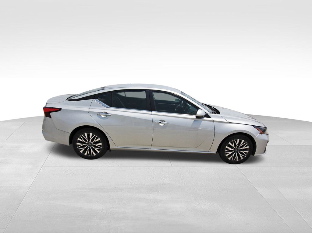 2023 Nissan Altima 2.5 SV Image 3 of 11
