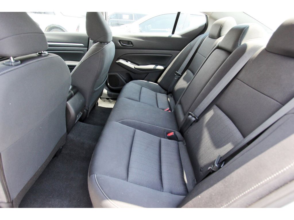 2023 Nissan Altima 2.5 SV Image 6 of 11
