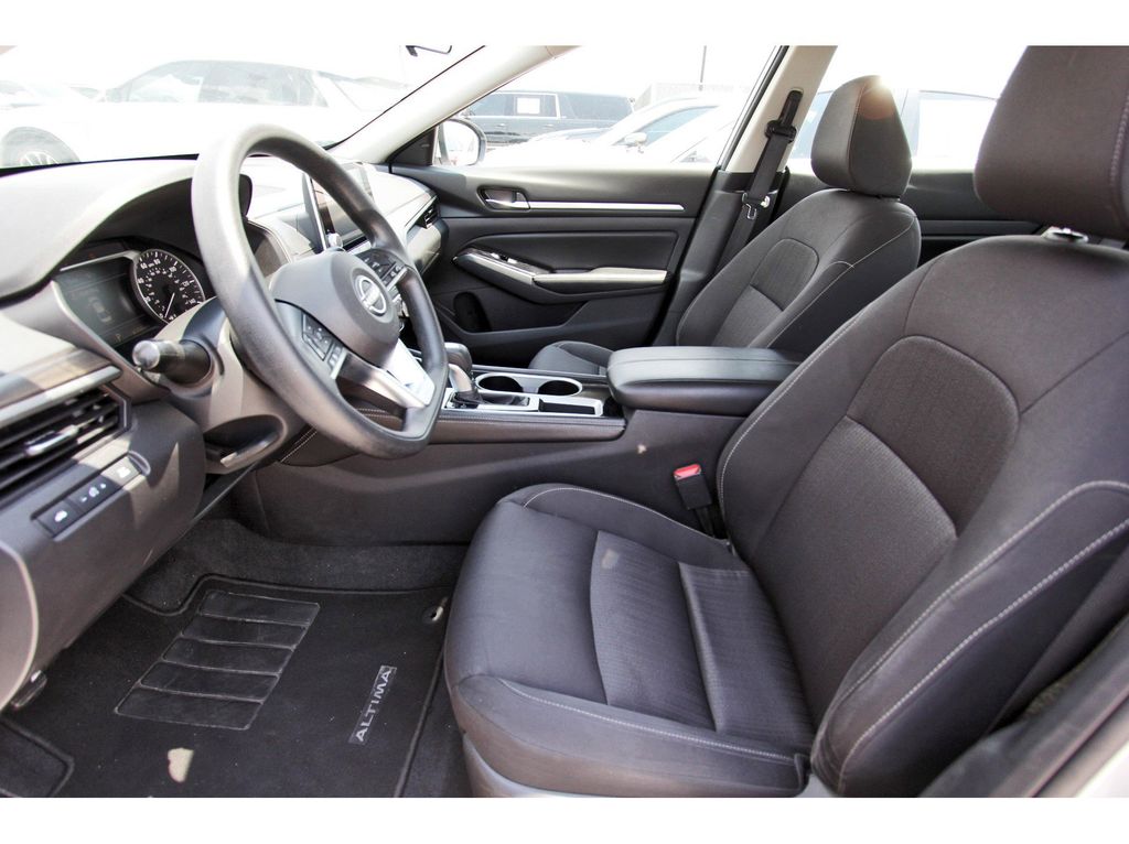2023 Nissan Altima 2.5 SV Image 7 of 11
