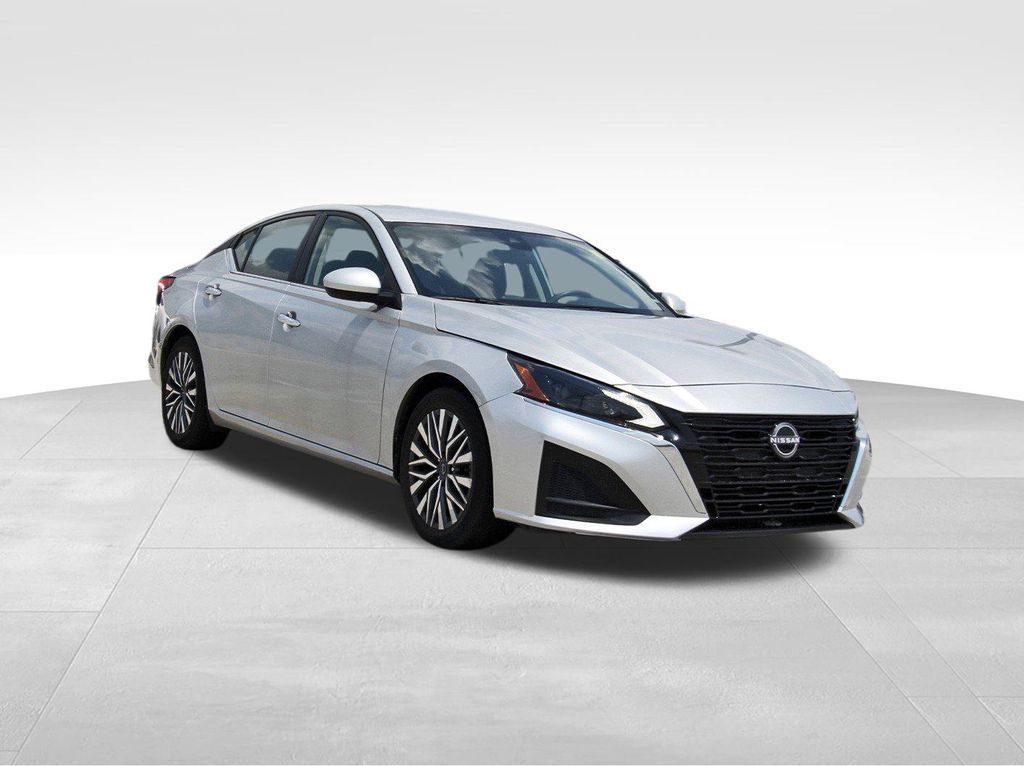 2023 Nissan Altima 2.5 SV Image 2 of 11