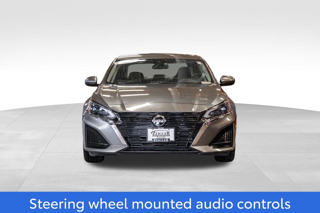 2023 Nissan Altima 2.5 SV Image 2 of 34