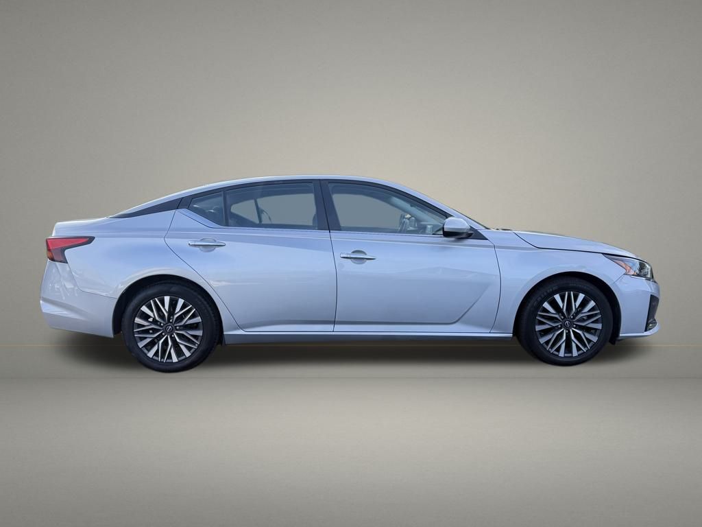 2023 Nissan Altima 2.5 SV Image 4 of 35