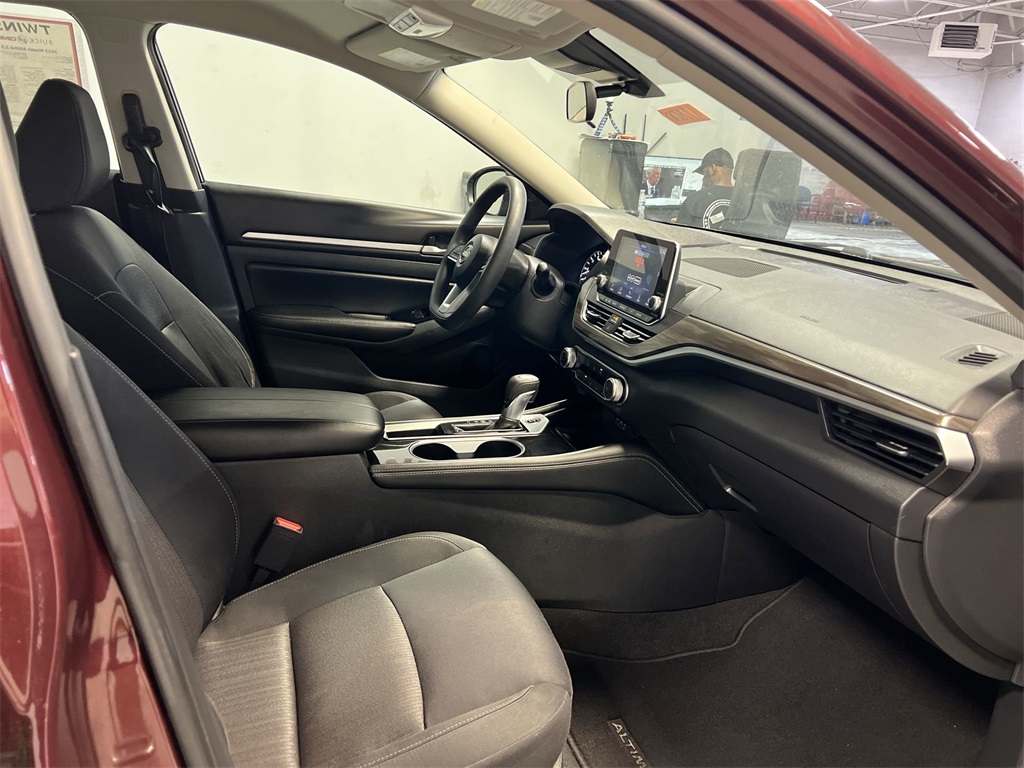 Vehicle image 24 of 30