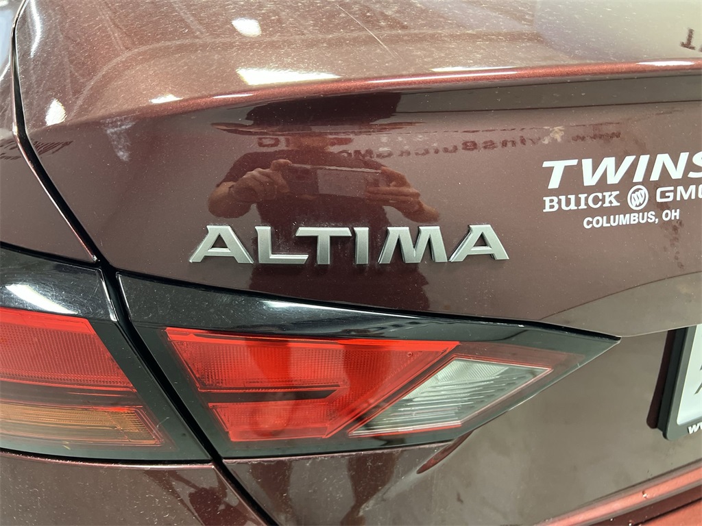 Vehicle image 27 of 30