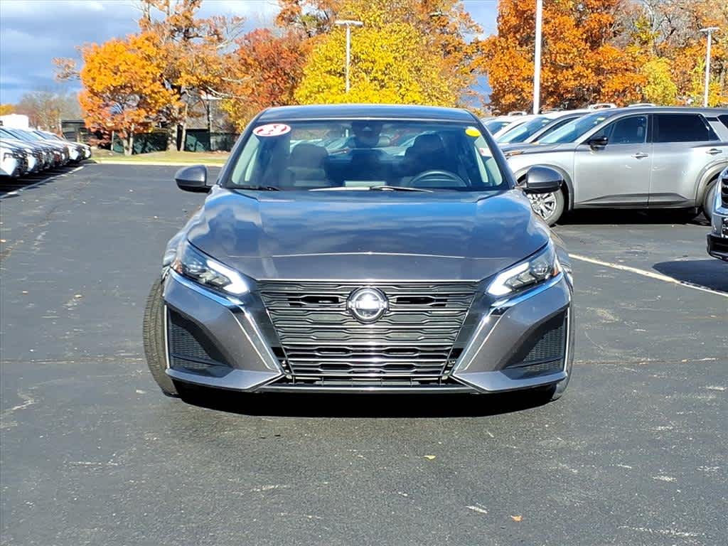 2023 Nissan Altima 2.5 SV Image 2 of 25