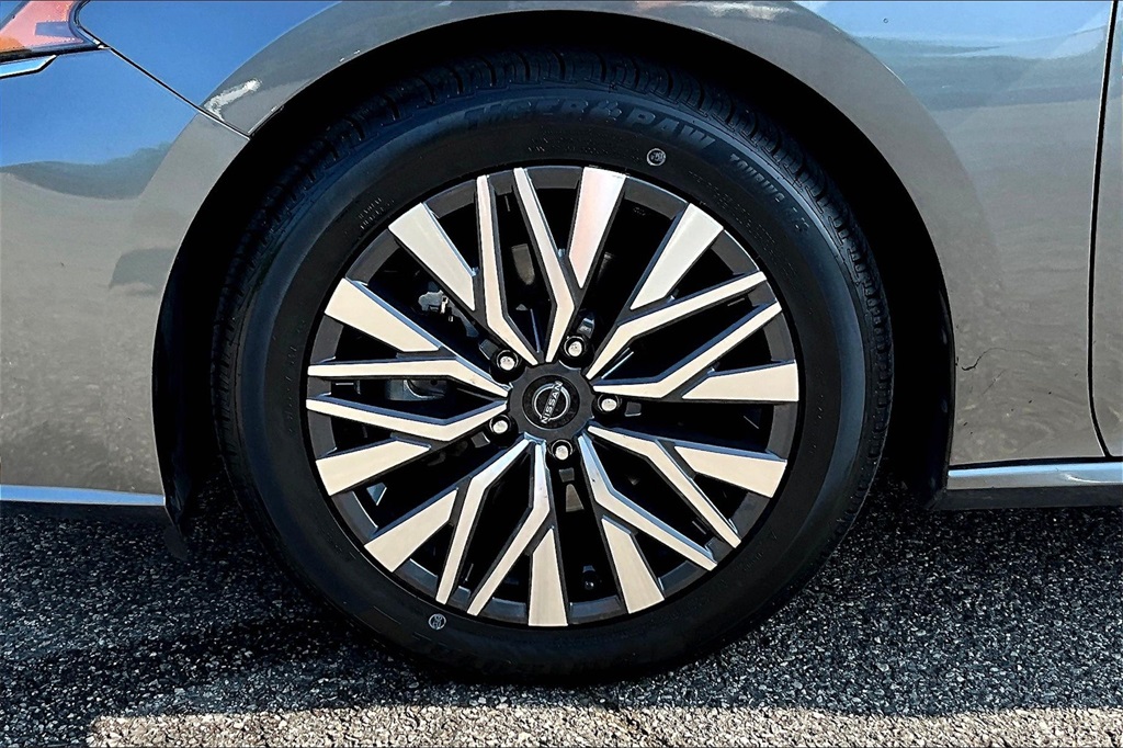2023 Nissan Altima 2.5 SV Image 7 of 29