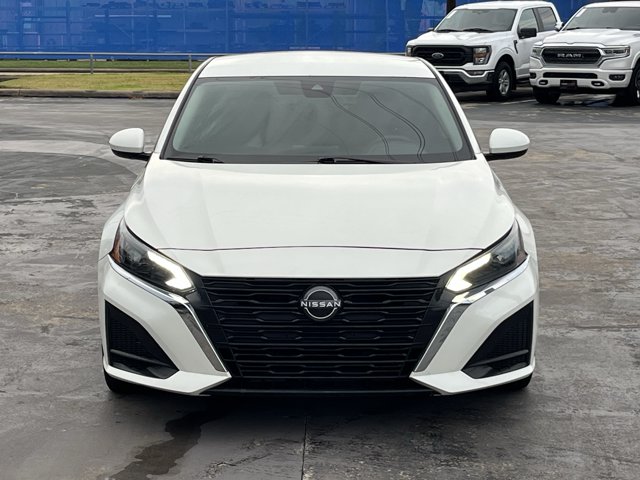 2023 Nissan Altima 2.5 SV Image 3 of 30
