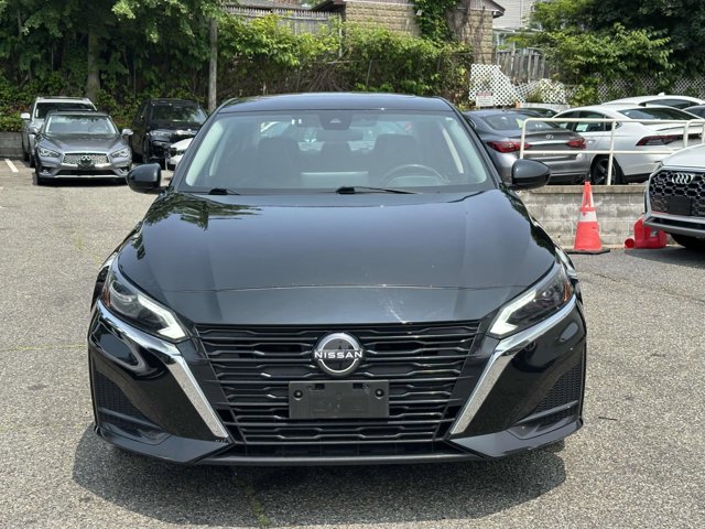 2023 Nissan Altima 2.5 SV Image 2 of 45