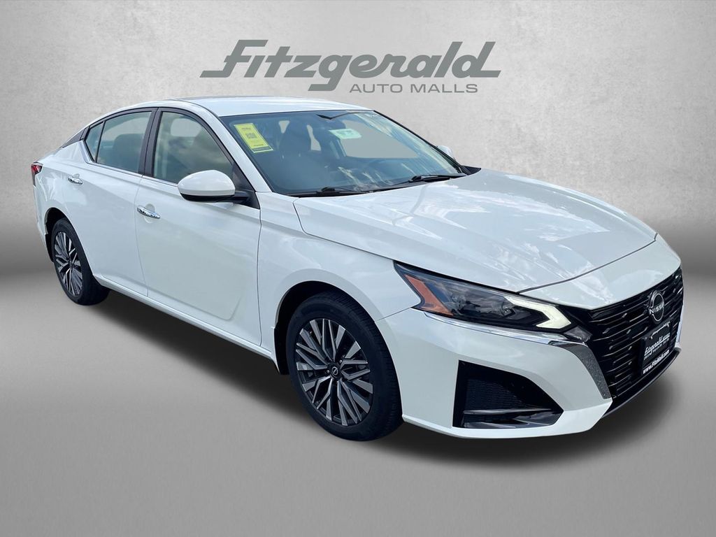 2023 Nissan Altima 2.5 SV Image 3 of 39