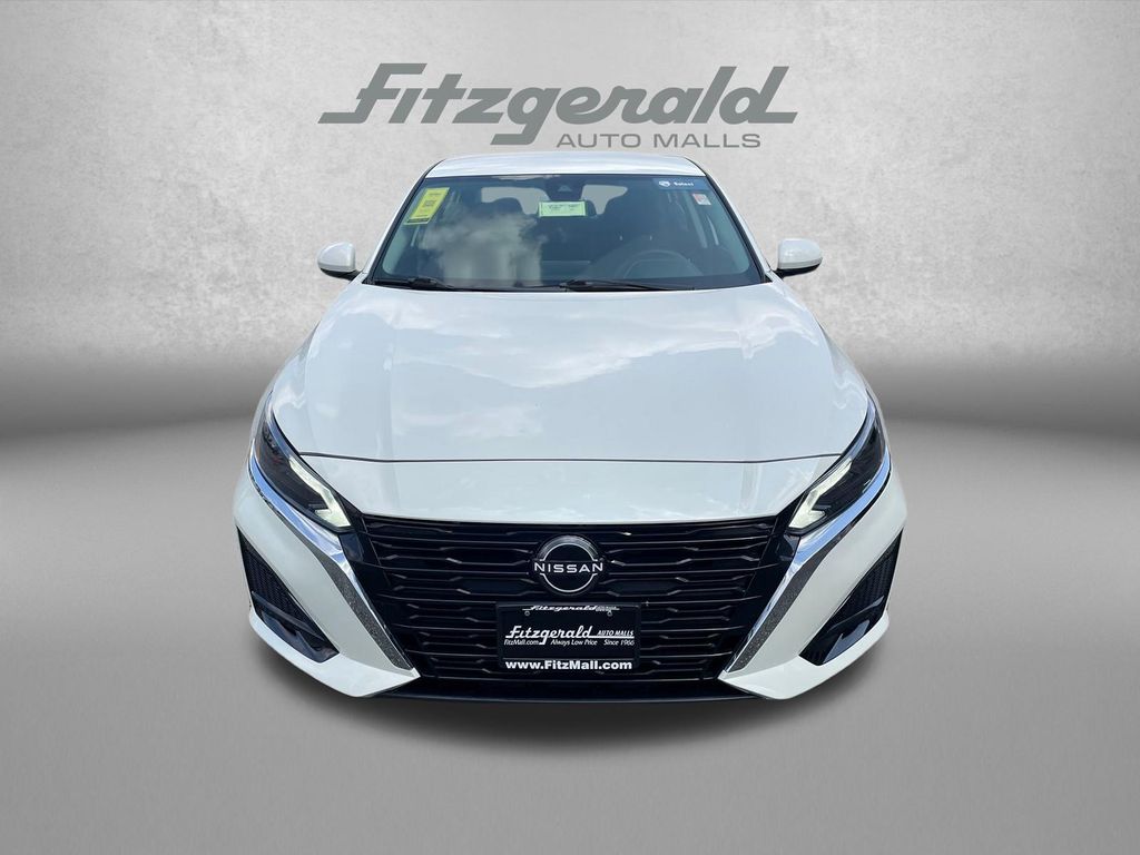 2023 Nissan Altima 2.5 SV Image 2 of 39
