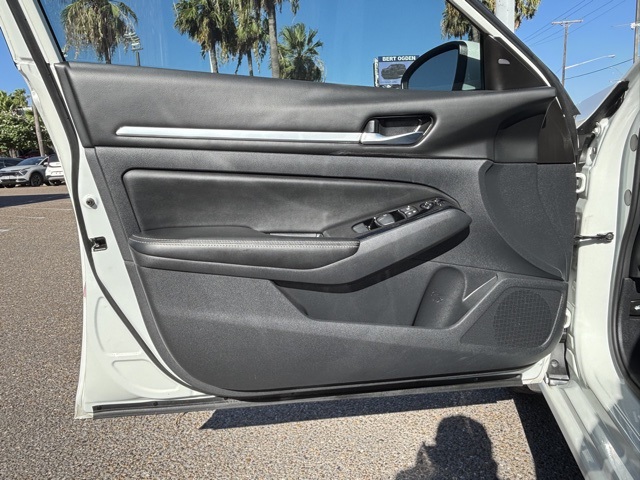 Vehicle image 17 of 22