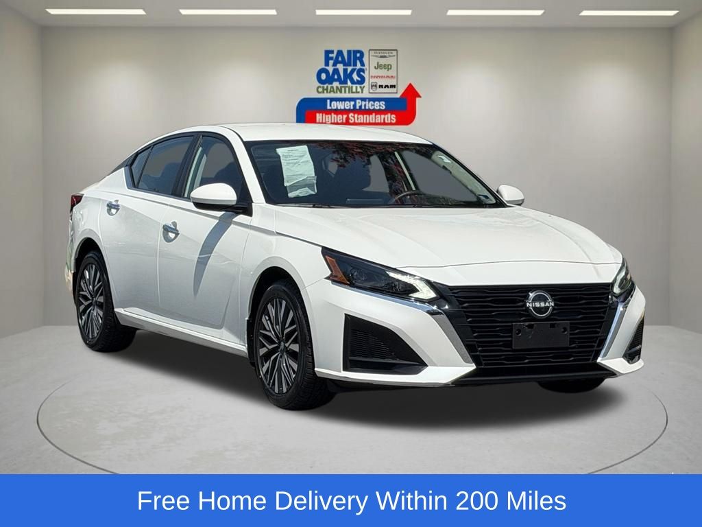 2023 Nissan Altima 2.5 SV Image 3 of 33