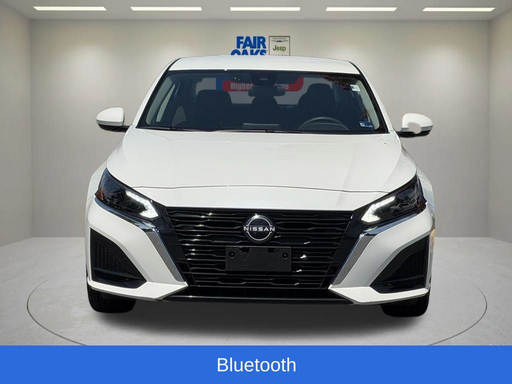 2023 Nissan Altima 2.5 SV Image 2 of 33