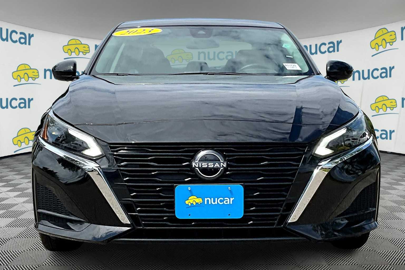 2023 Nissan Altima 2.5 SV Image 2 of 33