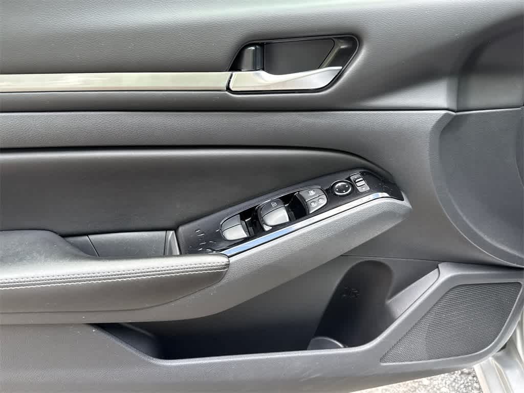 Vehicle image 25 of 31