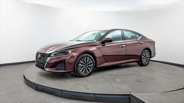 2023 Nissan Altima 2.5 SV Image 2 of 30
