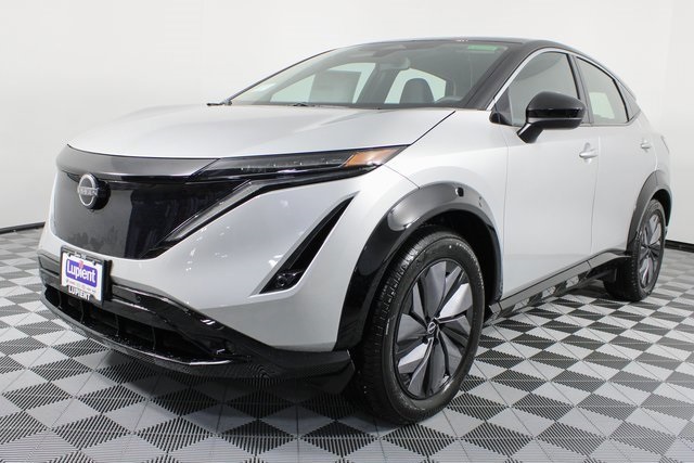 Vehicle image 8 of 27