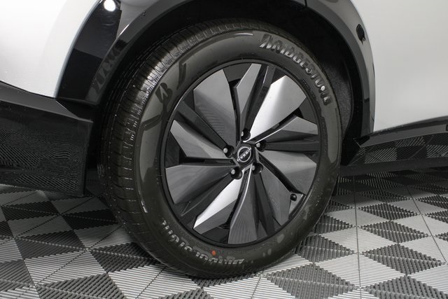 Vehicle image 10 of 27