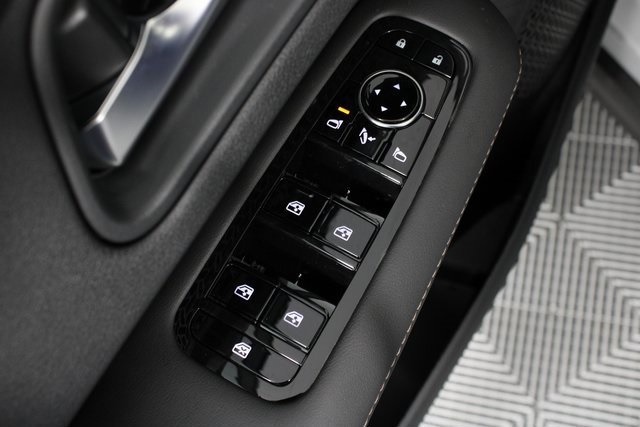 Vehicle image 14 of 27