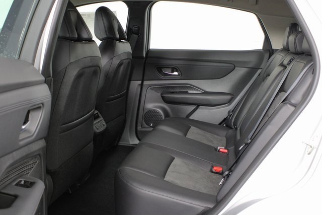 Vehicle image 16 of 27