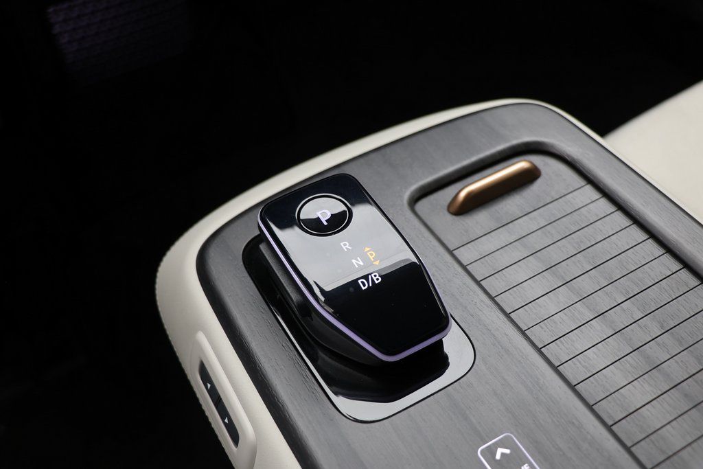 Vehicle image 20 of 24