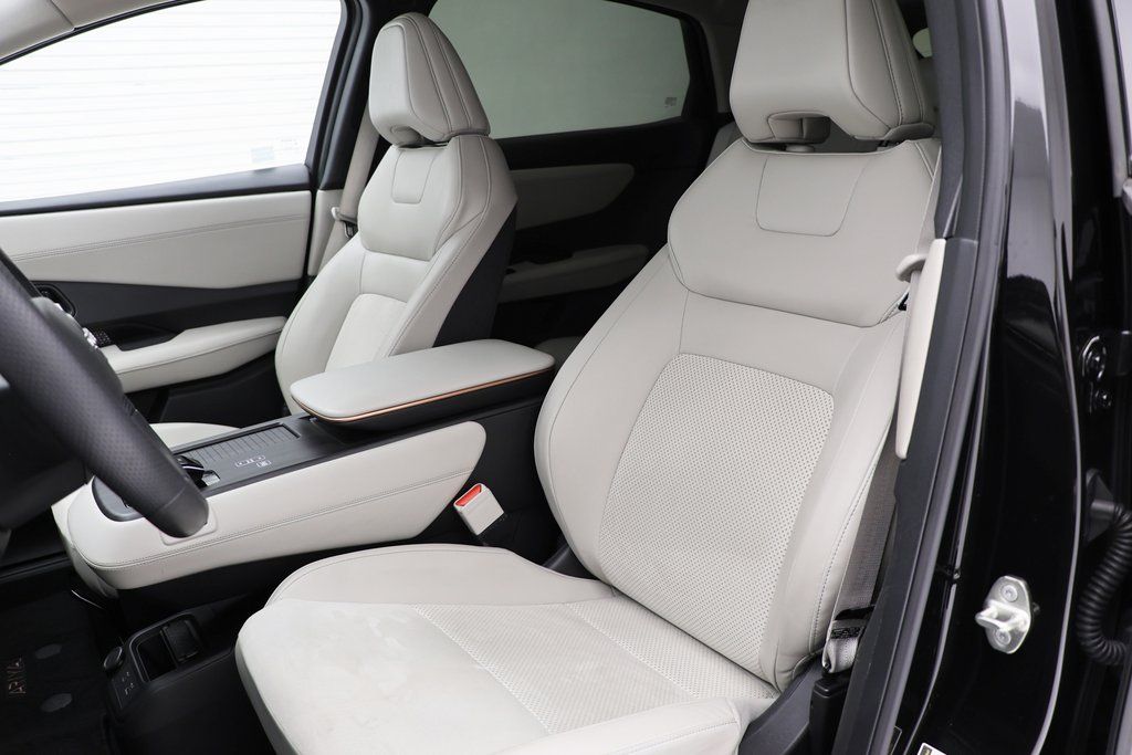 Vehicle image 14 of 24
