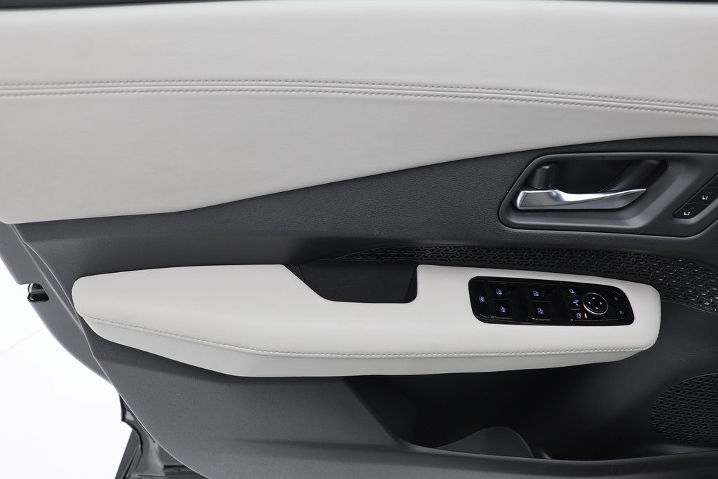 Vehicle image 13 of 24