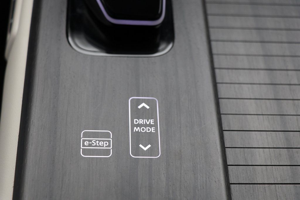 Vehicle image 21 of 24