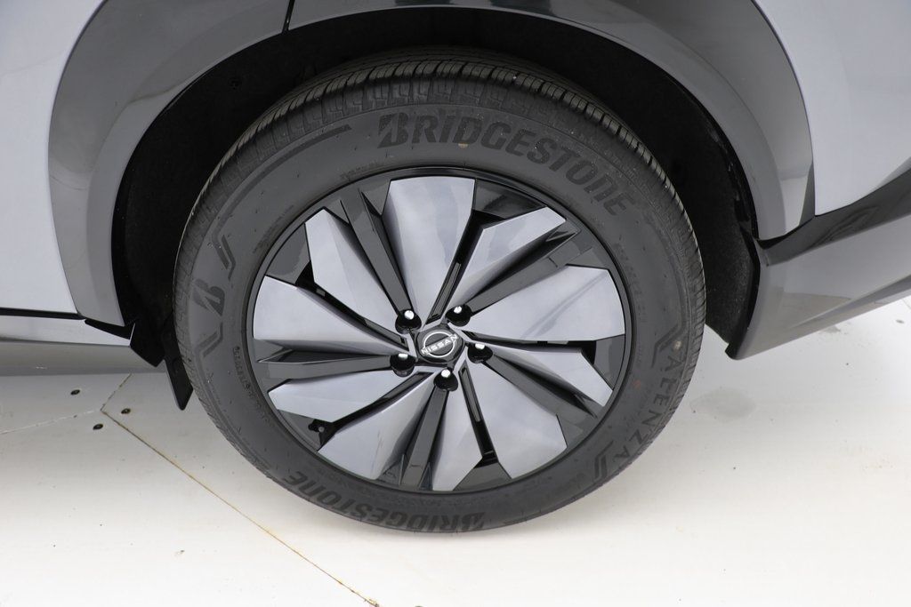 Vehicle image 9 of 24