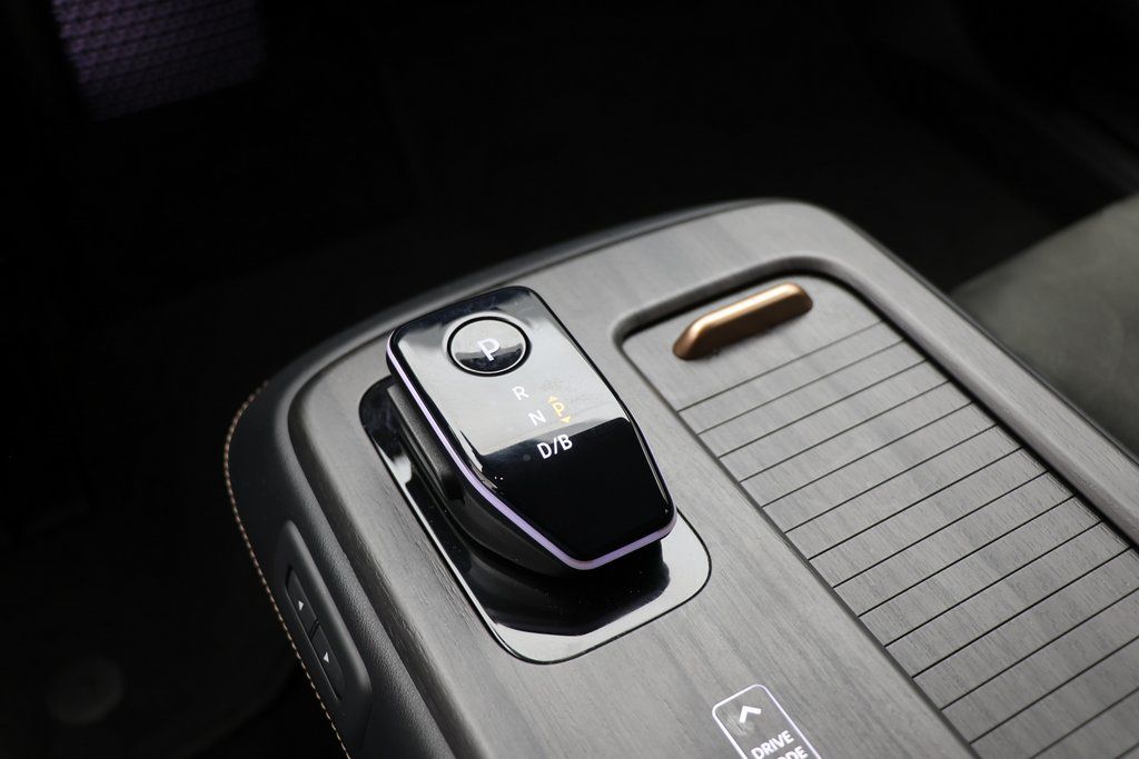 Vehicle image 19 of 24
