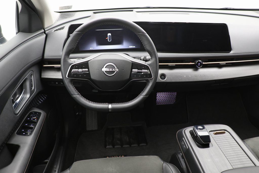 Vehicle image 11 of 24