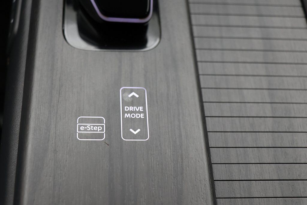 Vehicle image 20 of 24