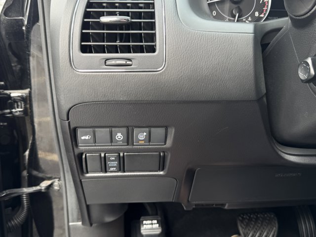 Vehicle image 21 of 42