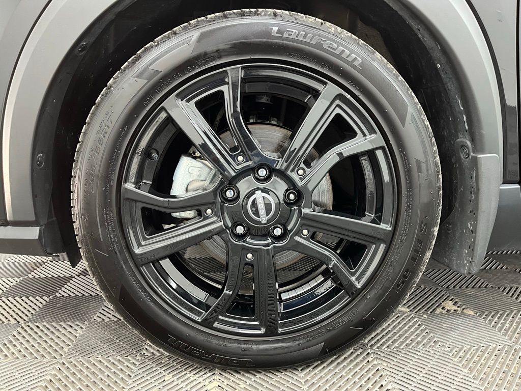 2023 Nissan Kicks SR Image 8 of 33