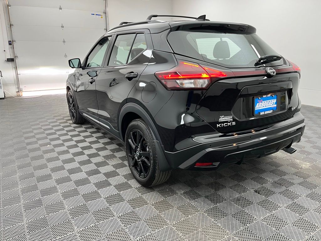 2023 Nissan Kicks SR Image 7 of 33