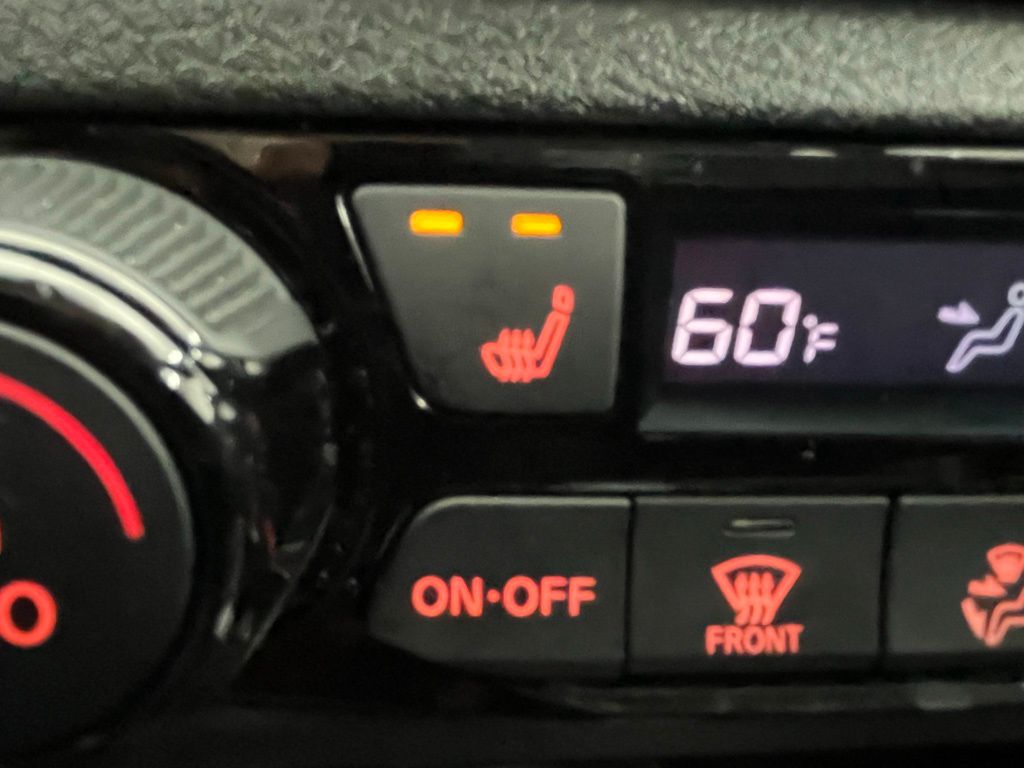 2023 Nissan Kicks SR Image 27 of 33