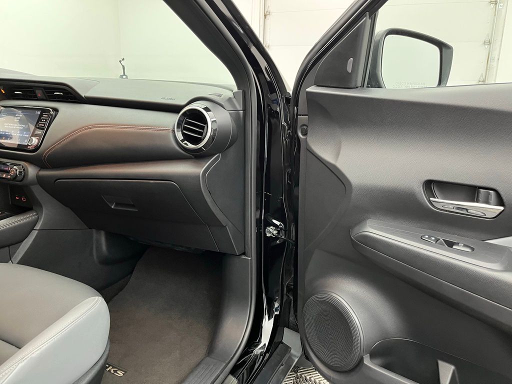 2023 Nissan Kicks SR Image 19 of 33