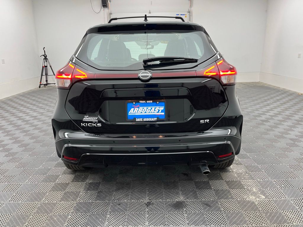 2023 Nissan Kicks SR Image 6 of 33