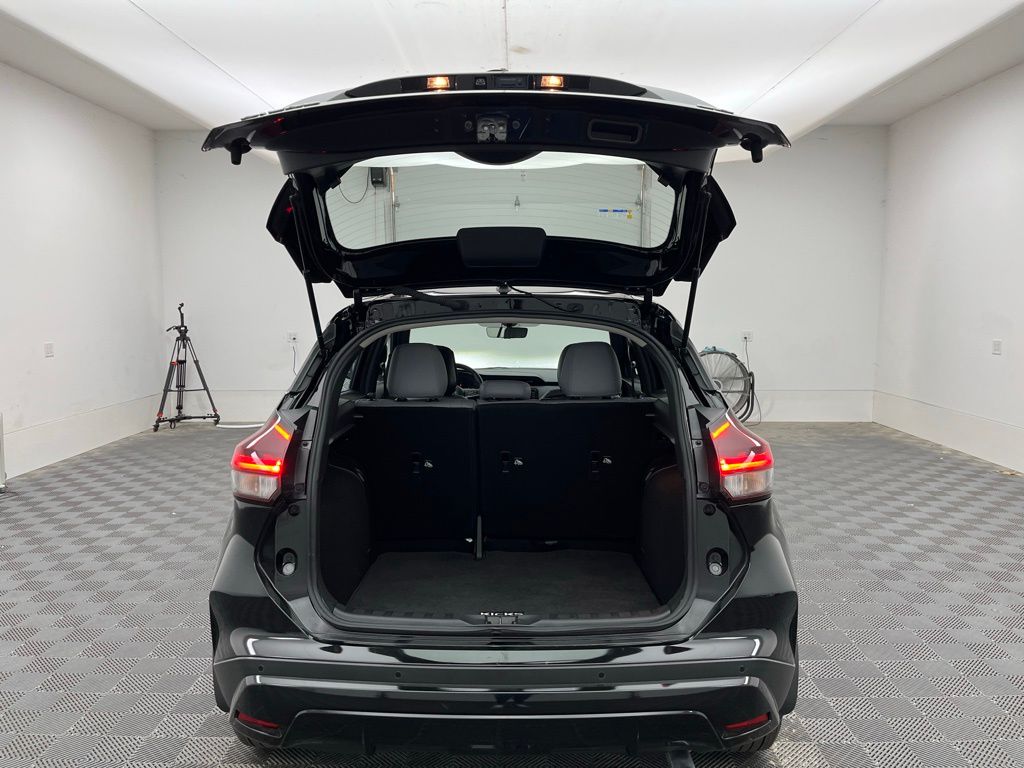 2023 Nissan Kicks SR Image 9 of 33
