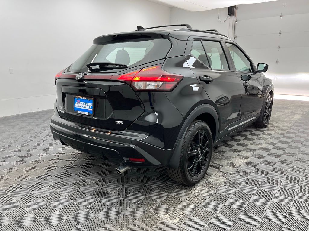 2023 Nissan Kicks SR Image 5 of 33