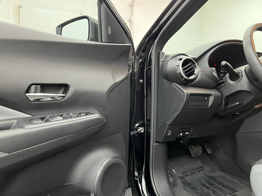 2023 Nissan Kicks SR Image 20 of 33