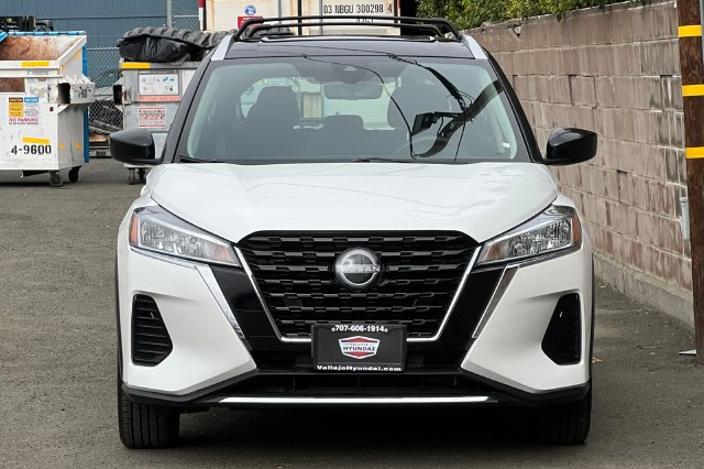2023 Nissan Kicks SV Image 2 of 40