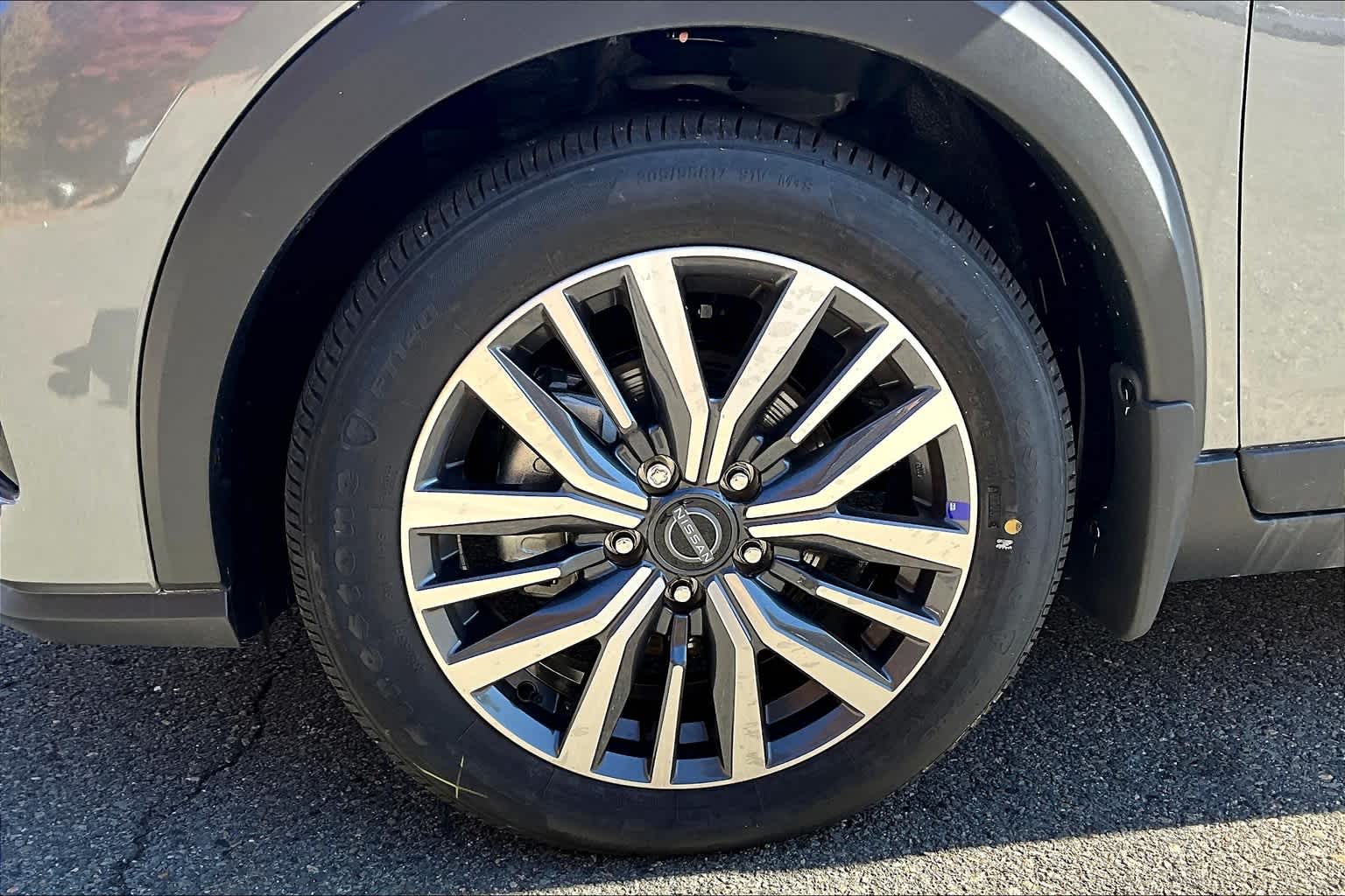 Vehicle image 7 of 17